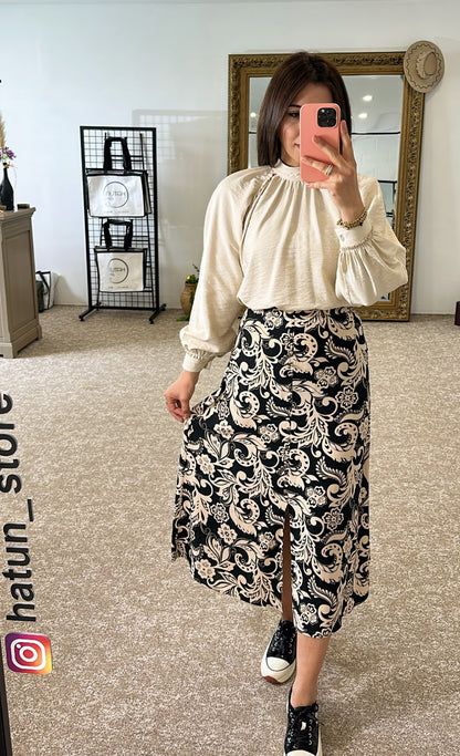 PATTERNED SKIRT BLACK - BEIGE / with slits and buttons