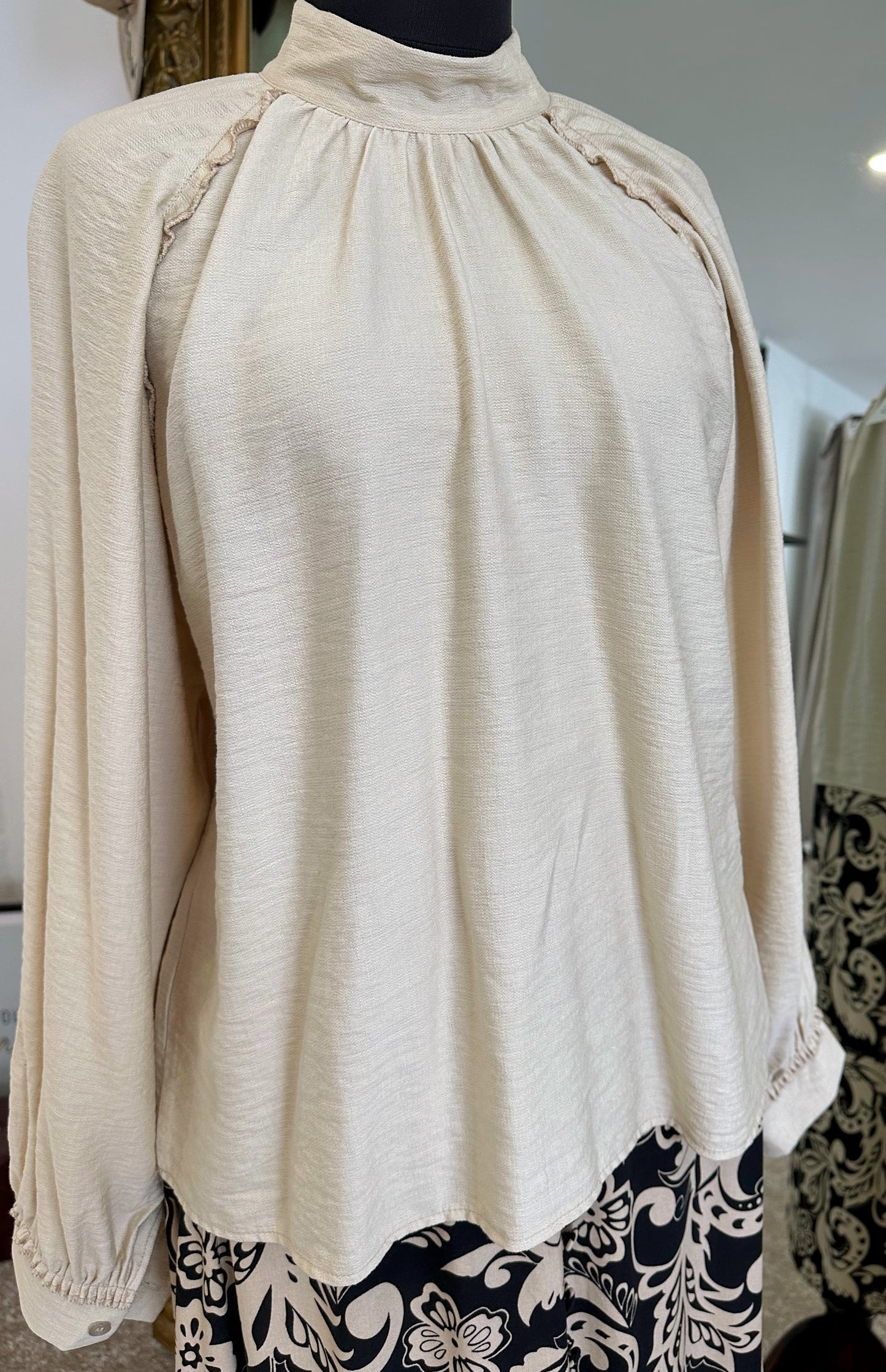 Crème crêpe  blouse met ballonmouwen