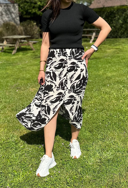 PATTERNED SKIRT BLACK - WHITE / with slits and buttons