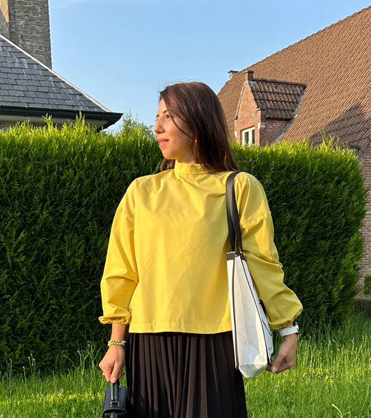 Blouse met hoge kraag, lange mouwen en zijsplit in oliegroen